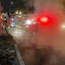 Теплотрассу прорвало в Новосибирске – в яму провалился автомобиль