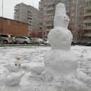 Сотни снеговиков появились во дворах Новосибирска в последний день октября Сотни снеговиков появились во дворах Новосибирска в последний день октября