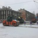 Асфальт на снег укладывают дорожники в Новосибирске Асфальт на снег укладывают дорожники в Новосибирске