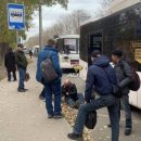 Зажатый в автобусе пассажир выпал на дорогу в Новосибирске