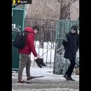 Тиктокеры в ластах ходят по тротуарам Новосибирска